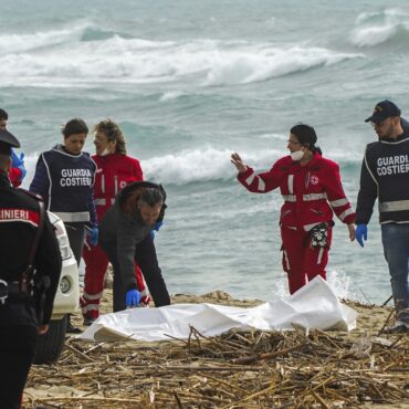 sobe-para-62-o-numero-de-mortos-em-naufragio-com-imigrantes-perto-da-costa-da-italia