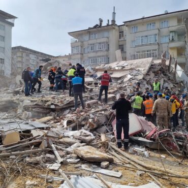 novo-terremoto-atinge-a-turquia-e-causa-uma-morte-e-o-desabamento-de-mais-predios