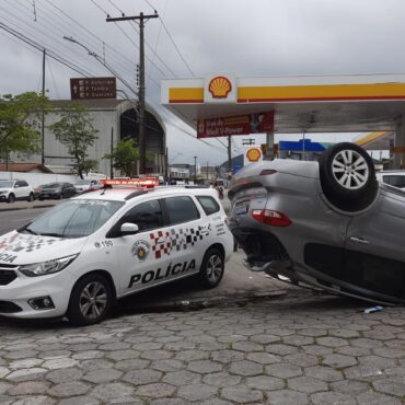 bandidos-capotam-carro-roubado-durante-fuga-e-sao-presos-no-litoral-de-sp;-video