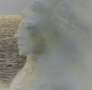 fotografo-captura-‘rosto-humano’-em-onda-de-mar-em-ressaca