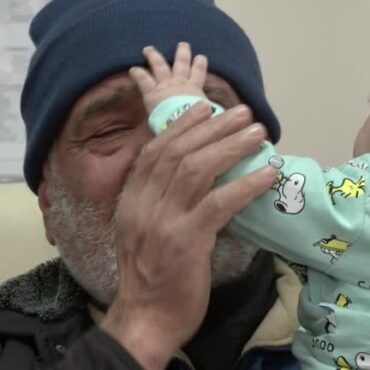 unicos-sobreviventes-na-familia,-avo-e-neta-se-reencontram-3-semanas-apos-terremoto-na-turquia;-veja-video