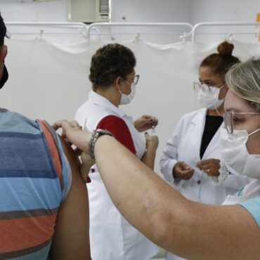 guaruja-inicia vacinacao bivalente para maiores-de-60-anos-nesta-sexta-feira