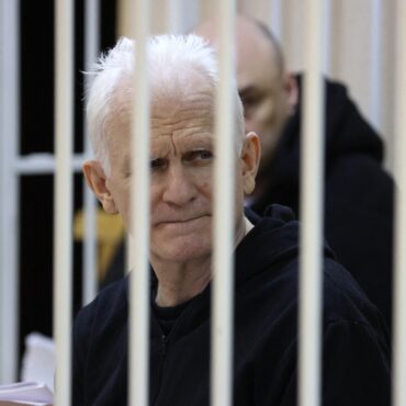 tribunal-de-belarus-condena-vencedor-do-nobel-da-paz-a-10-anos-de-prisao
