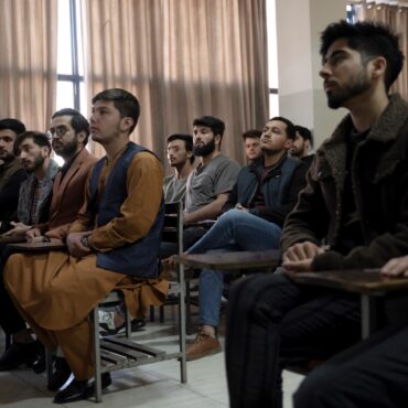 afeganistao-retoma-aulas-em-universidades,-sem-mulheres