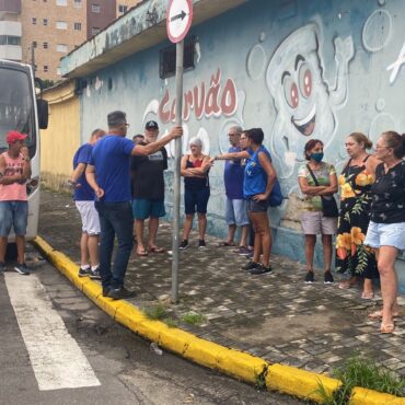 grupo-faz-protesto-na-camara-de-mongagua,-sp,-contra-a-suspensao-do-transporte-alternativo