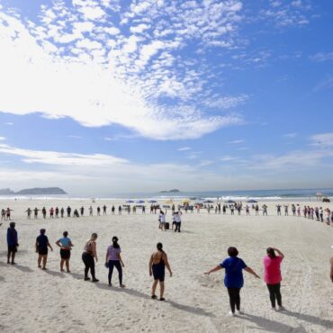 aulao-na-praia-reune-e-homenageia-mais-de-150-mulheres-na-praia-da-enseada