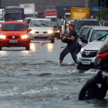 temporal-atinge-cidades-do-litoral-de-sp,-causa-alagamentos-e-deixa-morros-em-estado-de-atencao