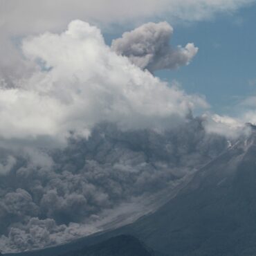 vulcao-entra-em-erupcao-na-indonesia-e-cobre-vilarejos-de-cinzas