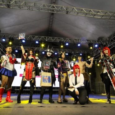 anime-santos-geek-fest-tera-shows,-dubladores,-arenas-de-videogames-e-concursos-de-k-pop-e-cosplay