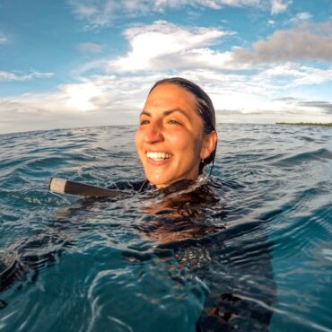 brasileira-registra-encontro-com-baleia-jubarte-acompanhada-de-filhote-no-havai:-‘ela-olhou-no-meu-olho’