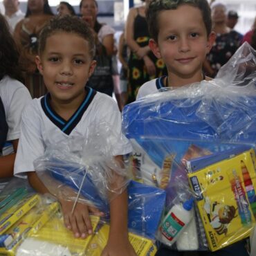 pela-primeira-vez,-professores-de-guaruja-sao-contemplados-com-material-escolar