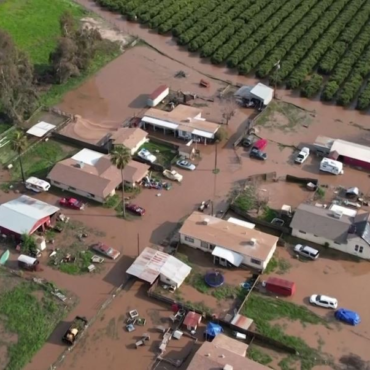 alagamento-na-california-deixa-milhares-de-pessoas-sem-luz-e-cidades-ilhadas