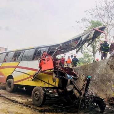 acidente-com-onibus-deixa-mortos-e-feridos-em-bangladesh