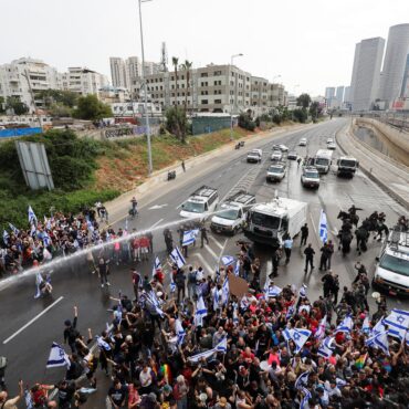 congresso-de-israel-aprova-lei-para-blindar-o-primeiro-ministro-benjamin-netanyahu,-e-multidao-vai-as-ruas-para-protestar