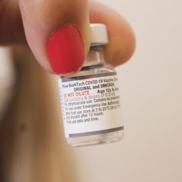 santos-comeca-a-aplicar-a-vacina-bivalente-em-trabalhadores-da-saude-com-mais-de-50-anos