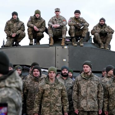 primeiros-tanques-britanicos-challenger-chegam-a-ucrania;-conheca-a-nova-arma