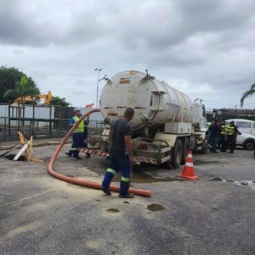 empresa-flagrada-despejando-lixo-em-bueiro-e-multada-em-r$-5-mil-em-santos,-sp