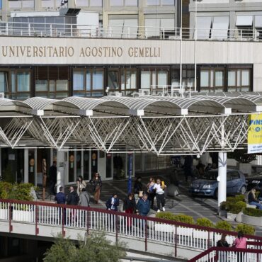 papa-esta-melhorando-e-voltou-a-trabalhar-do-hospital,-diz-vaticano