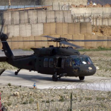 dois-helicopteros-militares-colidem-durante-treinamento-nos-eua