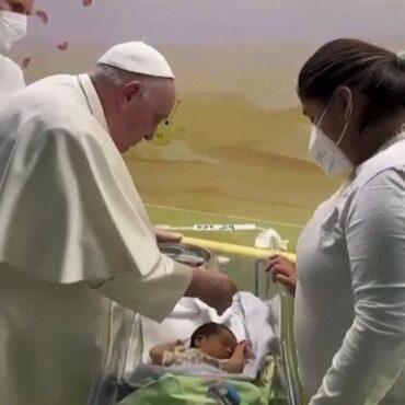 internado,-papa-batiza-crianca-em-hospital-na-italia;-veja-video