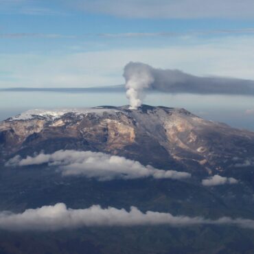 vulcao-na-colombia-volta-a-atividade,-e-governo-ve-risco-de-erupcao