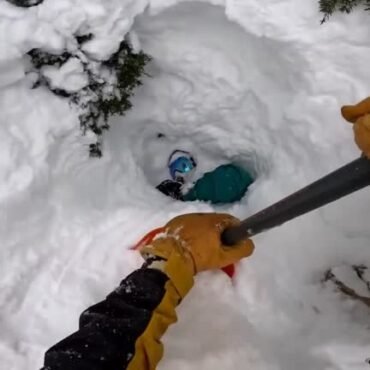 video-dramatico-mostra-praticante-de-snowboard-enterrado-sob-a-neve-sendo-resgatado-por-esquiador-nos-eua