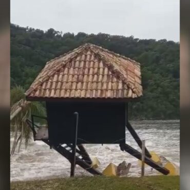 ressaca-destroi-posto-de-guarda-vidas-no-litoral-de-sp;-video