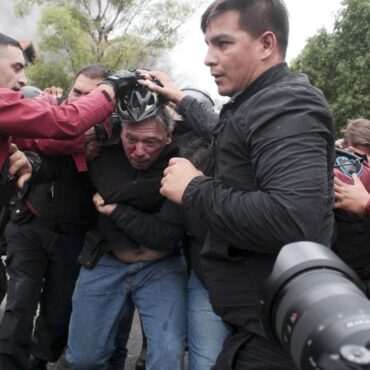 ministro-e-agredido-por-motoristas-de-onibus-que-pedem-por-seguranca-em-buenos-aires