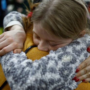 ucrania-resgata-31-criancas-da-russia-apos-supostas-deportacoes;-veja-video-de-encontro-com-familias