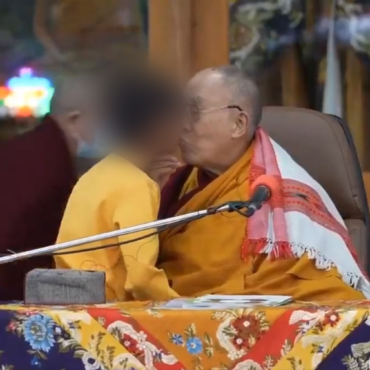 dalai-lama-beija-menino-na-boca-e-pede-desculpa-apos-video-viralizar