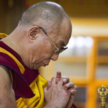 dalai-lama:-entenda-o-que-e-o-titulo-e-como-lider-e-escolhido