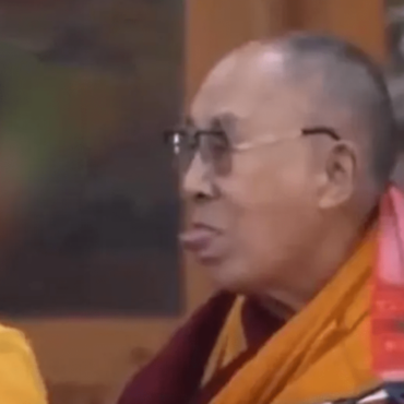dalai-lama-forca-beijo-e-pede-que-menino-chupe-sua-lingua