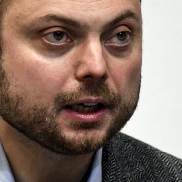 vladimir-kara-murza,-opositor-do-governo-putin,-e-condenado-a-25-anos-de-prisao