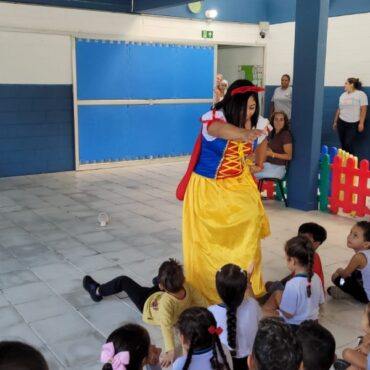 professoras-se-vestem-de-princesas-em-alusao-ao-mes-do-livro-infantil