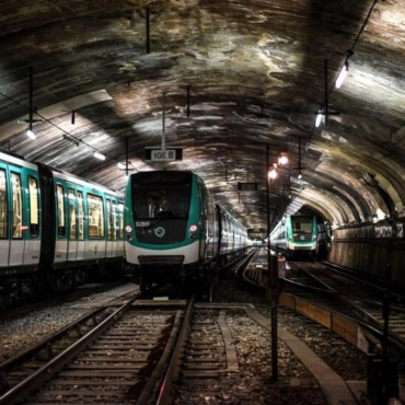 condutor-do-metro-de-paris-e-indiciado-apos-morte-de-passageira-que-ficou-com-a-jaqueta-presa-nas-portas