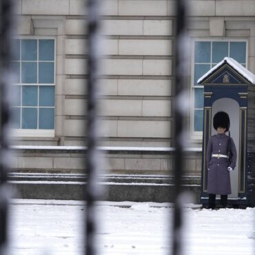 policia-prende-homem-do-lado-de-fora-do-palacio-de-buckingham,-em-londres