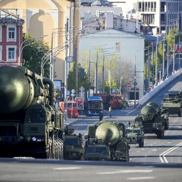 ameacas-da-ucrania-fazem-cidades-da-russia-cancelarem-desfiles-do-dia-da-vitoria,-principal-feriado-do-pais