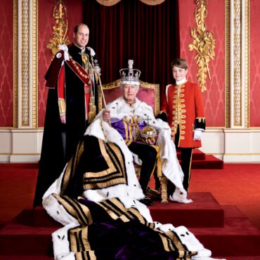 foto-de-charles-iii-coroado-ao-lado-de-sucessores-mostra-futuro-da-monarquia-britanica