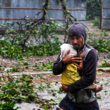 ciclone-mocha:-temporais-com-ventos-de-ate-210-km/h-arrancam-telhados-e-derrubam-torre-de-comunicacoes-em-mianmar