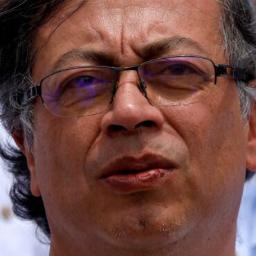 ex-lider-paramilitar-diz-que-nos-anos-1990-tinha-ordem-para-matar-gustavo-petro,-hoje-presidente-da-colombia