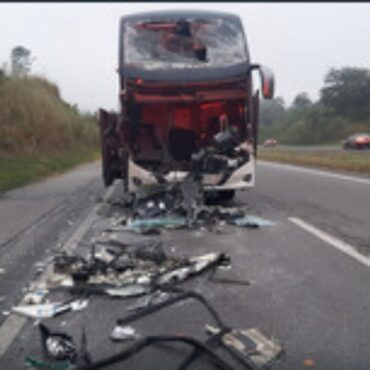 motorista-morre-e-sete-pessoas-ficam-feridas-em-acidente-entre-onibus-e-carreta-na-regis-bittencourt,-sp;-video