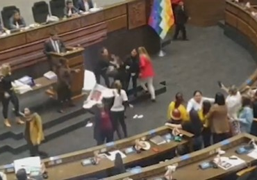 video-mostra-chutes,-socos-e-puxoes-de-cabelo-em-briga-de-parlamentares-no-congresso-da-bolivia