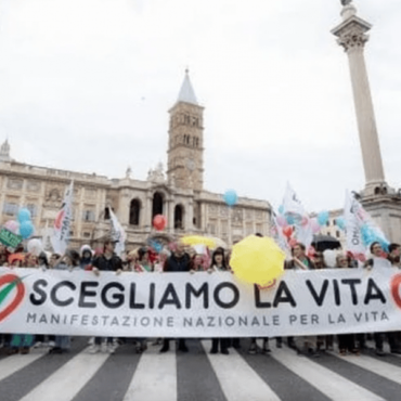 milhares-de-pessoas-se-juntam-a-marcha-pro-vida-da-italia