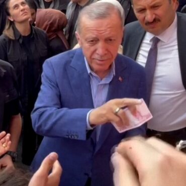 presidente-turco-distribui-dinheiro-para-apoiadores-apos-votar