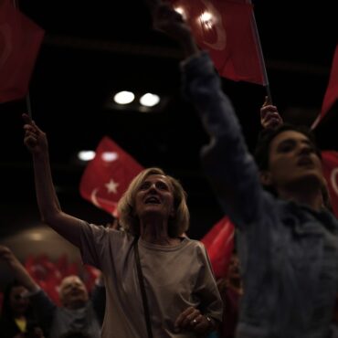 ‘erdogan-sempre-atacou-direitos-das-mulheres’:-eleitoras-sao-esperanca-da-oposicao-turca-para-vencer-neste-domingo