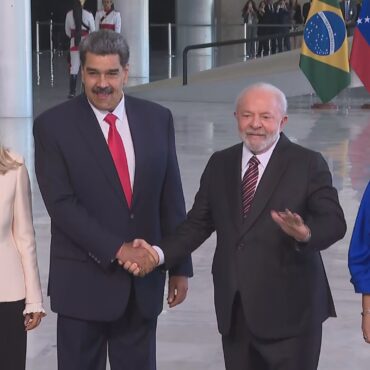 presidente-da-venezuela,-nicolas-maduro,-sobe-rampa-do-palacio-do-planalto-para-reuniao-com-lula