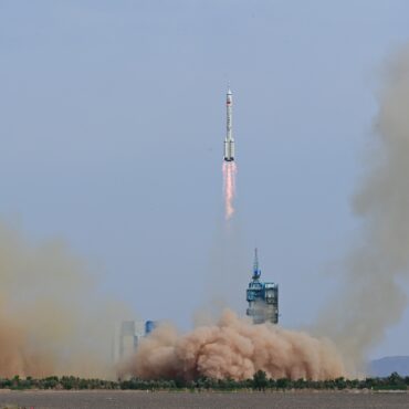 china-lanca-foguete-com-tres-astronautas-para-missao-em-estacao-espacial