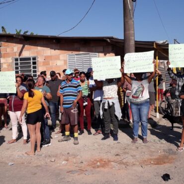 forca-tarefa-derruba-construcoes-irregulares-na-comunidade-fazendinha-em-sao-vicente,-sp