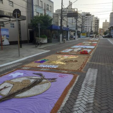 corpus-christi-e-celebrado-com-tradicionais-tapetes-em-praia-grande,-sp