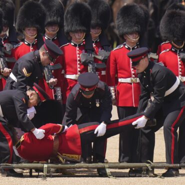 guardas-desmaiam-devido-ao-calor-durante-evento-com-principe-william-em-londres;-video